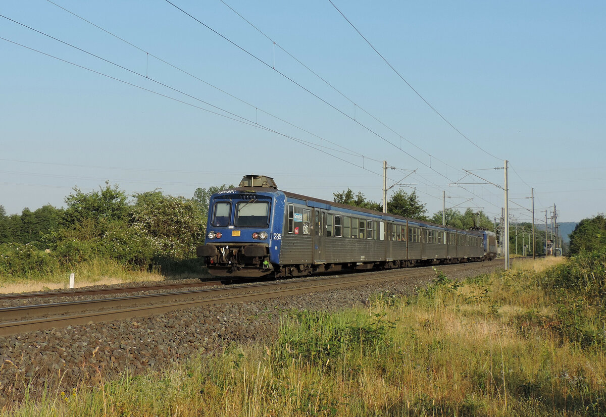 Dettwiller - 7. Juni 2023 : BB 22301 schiebt die RRR 235 am TER 832009 von Saverne nach Selestat.