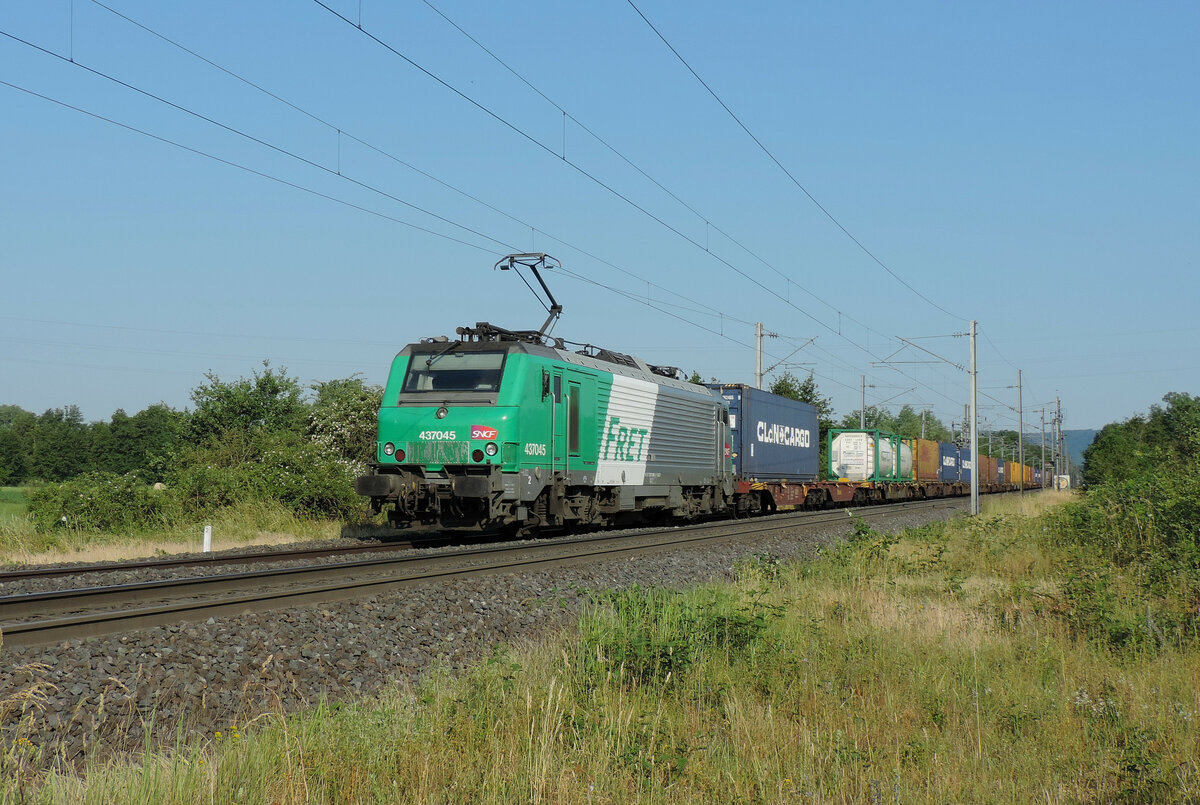 Dettwiller - 7. Juni 2023 : Die 37045 zieht einen Kombi nach Strassburg.