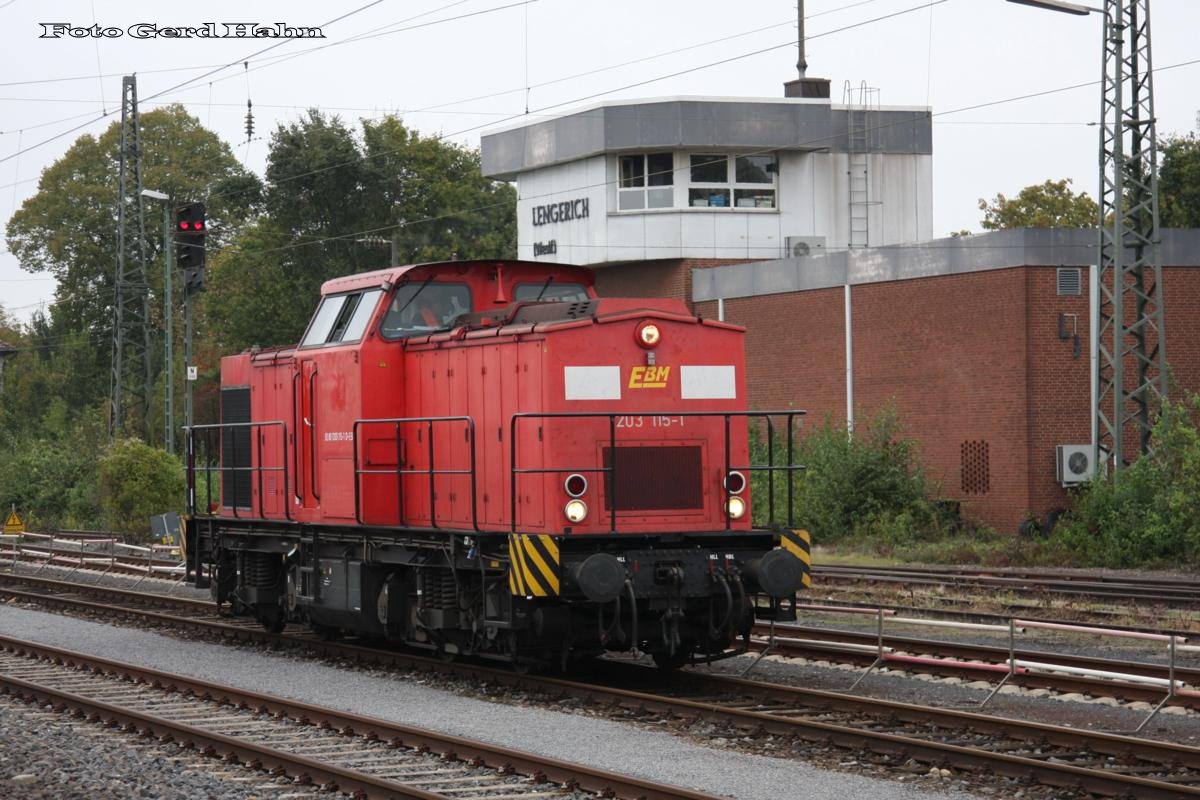 Deutlich erinnert bei 203115 von EBM die alte Lackierung noch an den Vorbesitzer der Lok. Am 5.10.2014 befand sie sich bei einem Bauzug Einsatz in Lengerich, was man auch unschwer an dem im Bild mit abgelichteten Stellwerk erkennen kann.