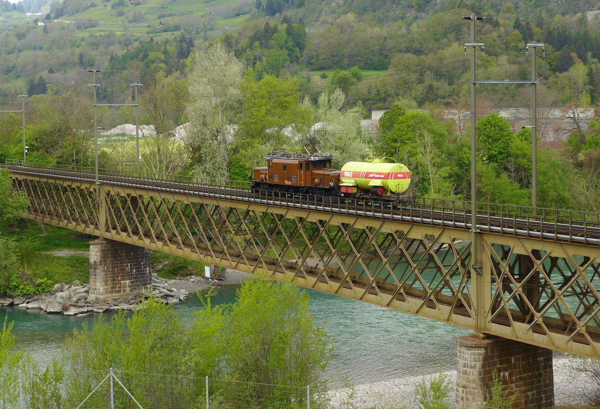 Deutlich übermotorisiert... Ge 6/6 I 414 als Löschzug für den Muttertagsdampfzug quert den Hinterrhein kurz vor dem Zusammenfluss mit dem Vorderrhein.
Rheichenau-Tamins, 08. Mai 2016