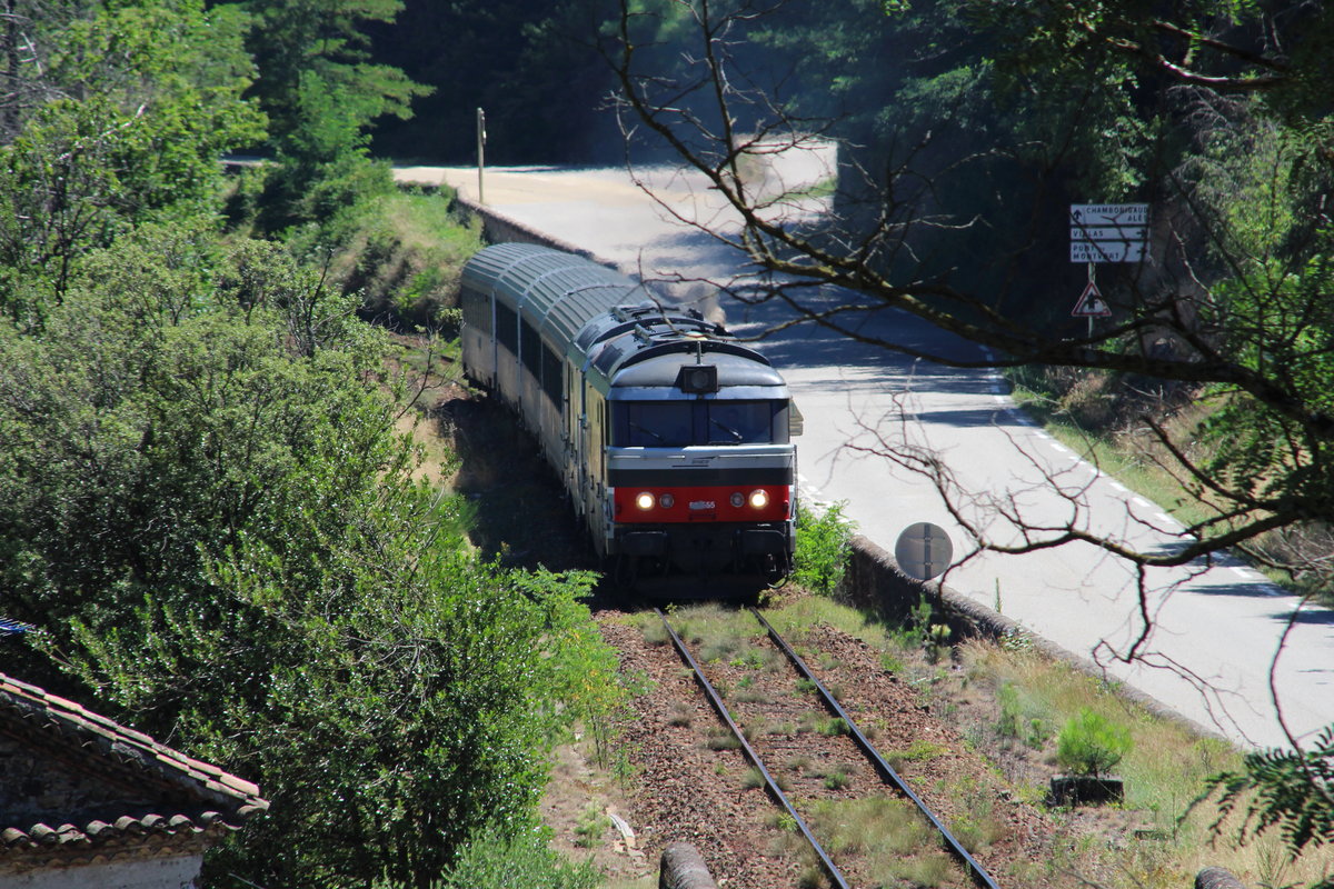 Deutlich übermotorisiert wird der IC 15954 (Nimes - Clermont-Ferrand) gleich Genolhac erreichen. Im Schnitt hat der Zug für zwei Wagen eine Lok. Und doch schafften BB-567555 und BB-567628 es nicht nach Fahrplan zu fahren, denn sie waren rund 40 Minuten zu spät.
Genolhac, 19. Juli 2016
