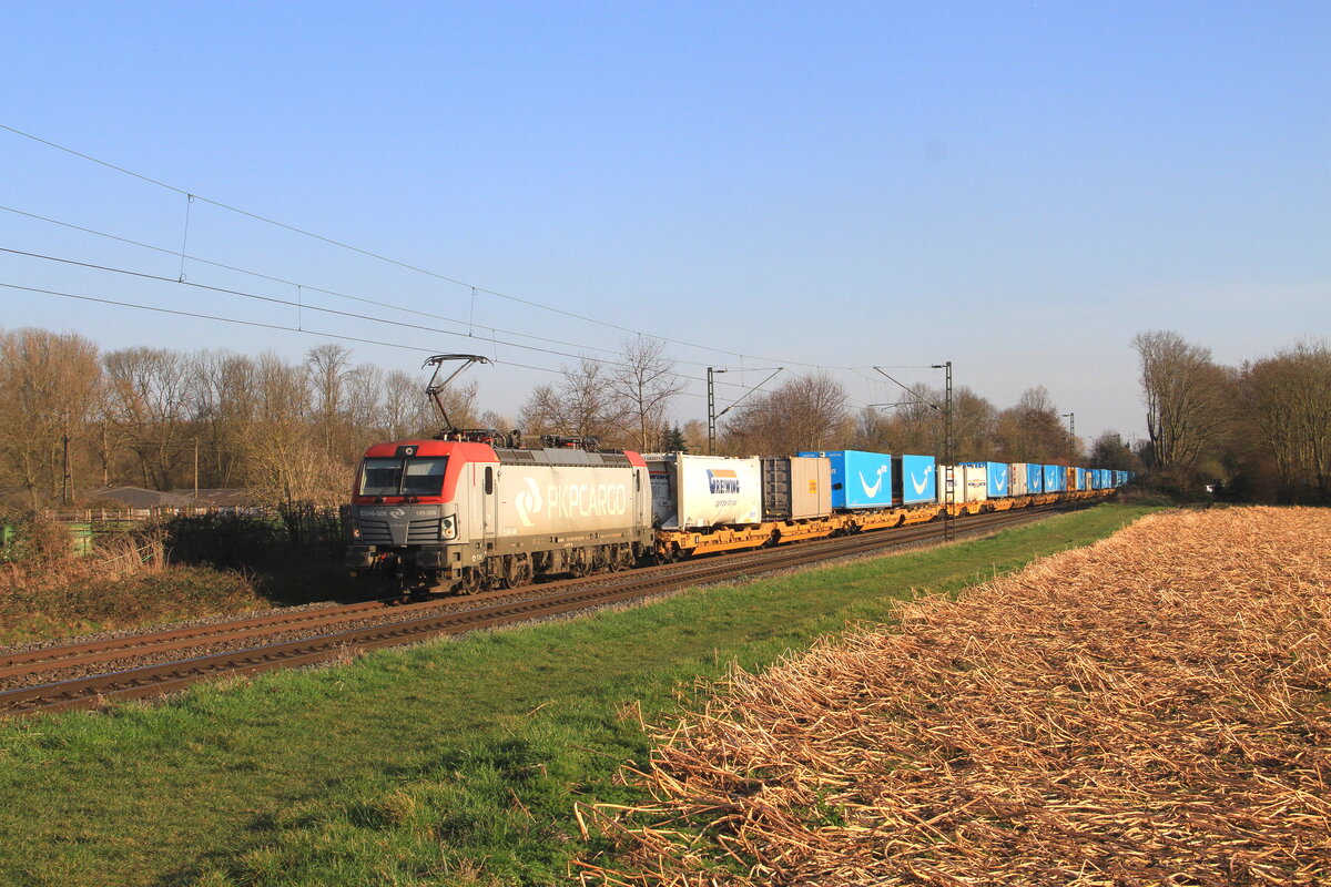 Deutschaland
Lok 193 506 von PKPCargo zieht einem Trailerzug, in Kaarst Broicherseite
3/3/2026