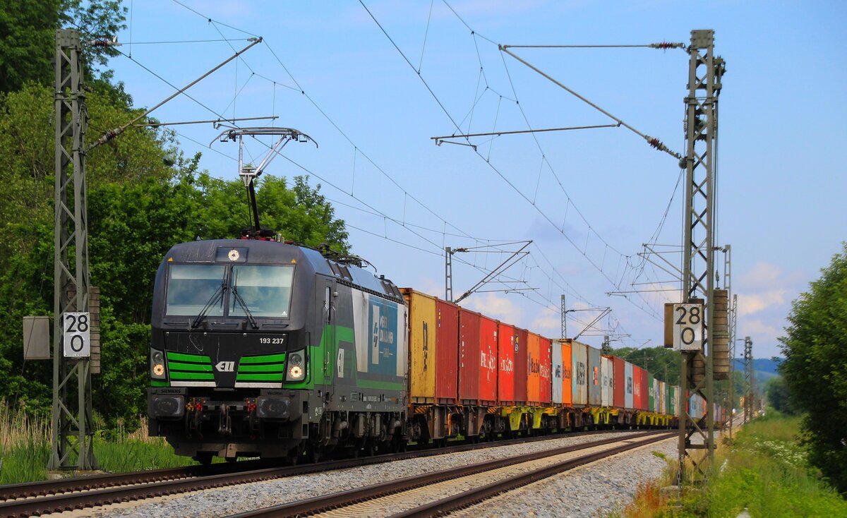 Deutsche bunte Bahn: 193 237 mit bunten Containern bei Bernau an der KBS 951 in Richtung Salzburg (11.06.2021)