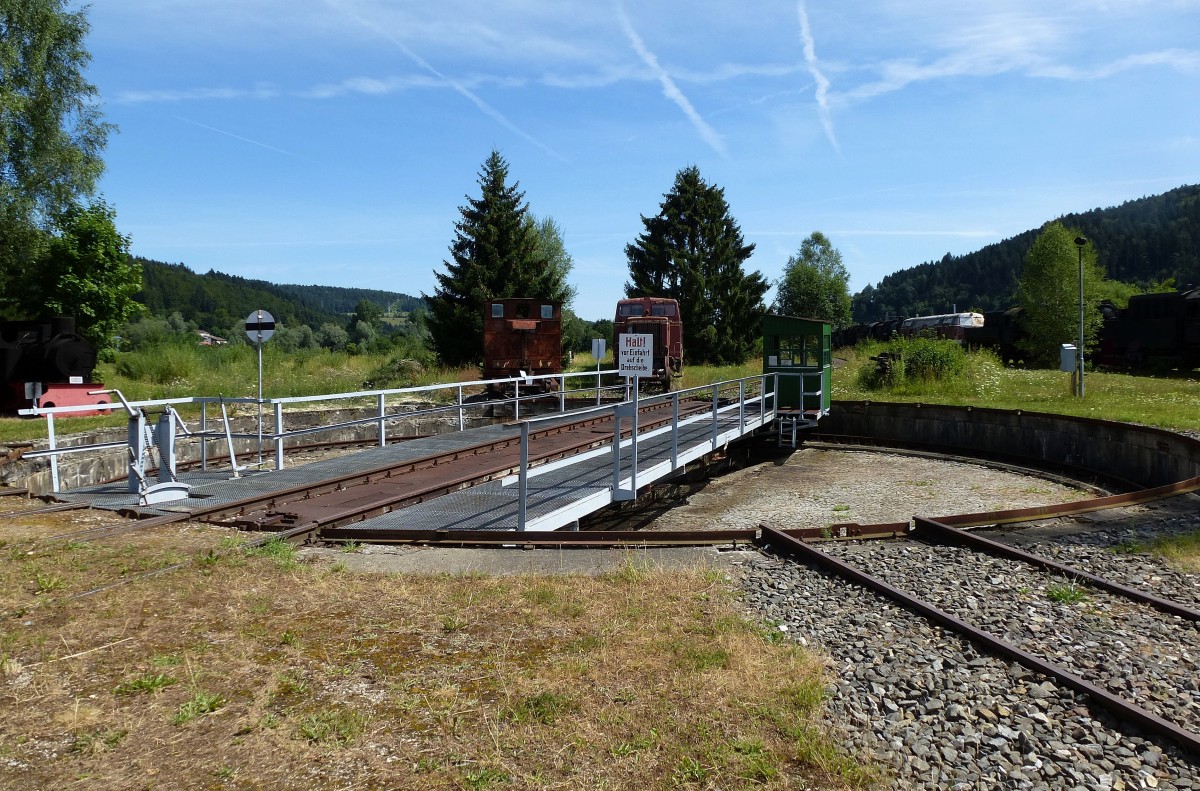 Deutsches Dampflokmuseum Bahnbetriebswerk Tuttlingen, die Drehscheibe vor dem Ringlokschuppen, Juli 2015