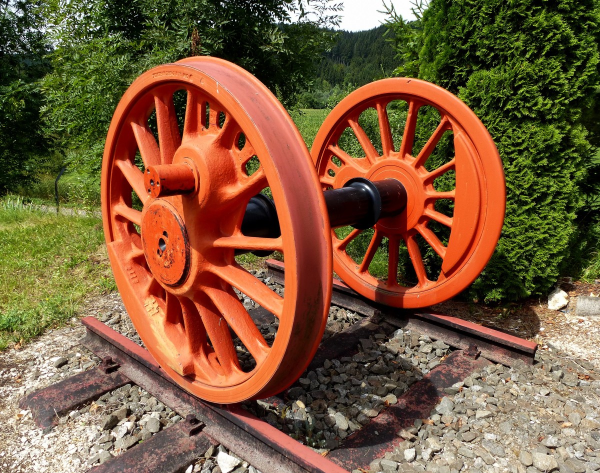 Deutsches Dampflokmuseum Bahnbetriebswerk Tuttlingen, die Treibachse einer Dampflok begrt am Eingang die Museumsbesucher, Juli 2015