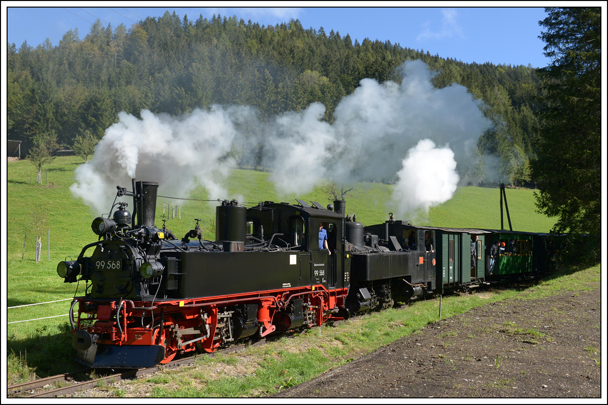 Deutsches Reichsbahnflair auf der Ybbstalbahn. Die Sächsische IV K 99 568 der Preßnitztalbahn als Vorspann vor U1 mit dem ersten Zug von Kienberg nach Lunz am See am 27.9.2020 bei der Ausfahrt aus Pfaffenschlag.