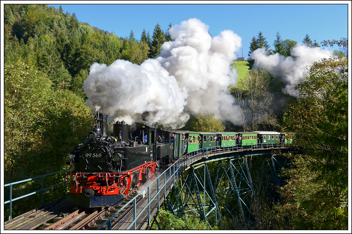 Deutsches Reichsbahnflair auf der Ybbstalbahn. Die Sächsische IV K 99 568 der Preßnitztalbahn als Vorspann vor U1 mit dem ersten Zug von Kienberg nach Lunz am See am 27.9.2020 kurz vor der Bedarfshaltestelle Hühnernest.
