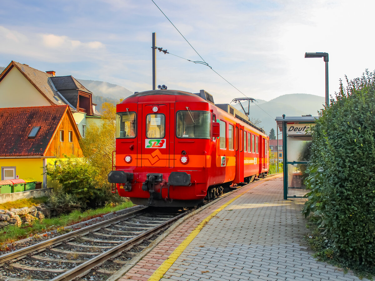 Deutschfeistritz. Der ET15 der Steiermarkbahn wird auf der Übelbacher Bahn zwischen Peggau und Übelbach als Ersatzfahrzeug eingesetzt. Am 18.10.2023 ist einer von zwei Stadler GTW ausgefallen, weshalb der ET15 einspringen musste; Hier ist der Triebwagen als S11 in der Haltestelle Deutschfeistritz zu sehen.