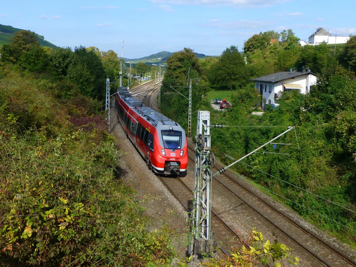Deutschland, Rheinland-Pfalz, Wincheringen, DB 442706, RB 12324 verlsst den Bahnhof Wincheringen in Richtung Nennig auf der KBS 692 Wittlich Hbf – Trier Hbf – Wincheringen - Perl, 30.09.2013