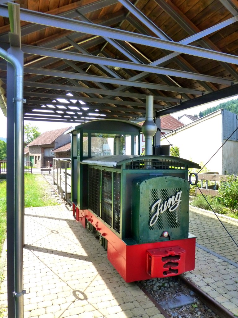 Deutschland, Saarland, Erbringen, Feldbahnlokmonument, 06.08.2014
Hersteller: Jung V - FNr.: 8595	- Baujahr: 1939	- Typ: ZL 105 - Bauart: B-dm-5112 - Spurweite: 600mm - geliefert: 26.04.1939 - 
Verbleib: Erich Brangsch, Engelsdorf, für Karl Singert, Neukirchen /1964 Baustoffwerke Mühlhausen VEB/GmbH, Betonwerk Treffurt /1991 Bergbau- und Feldbahnverein, Oehrenstock/Ilmenau /17.10.1992 Arbeitsgemeinschaft Muttenthalbahn e.V., Witten/Ruhr  33  (01.2002 vh) /200x Förderverein Deutsche Feldbahn, Schermbeck /2010 Heimatverein Erbringen, Beckingen-Erbringen (07.2012 iE, 06.2013 vh)
http://www.werkbahn.de/eisenbahn/lokbau/museum/pres_jung.htm



