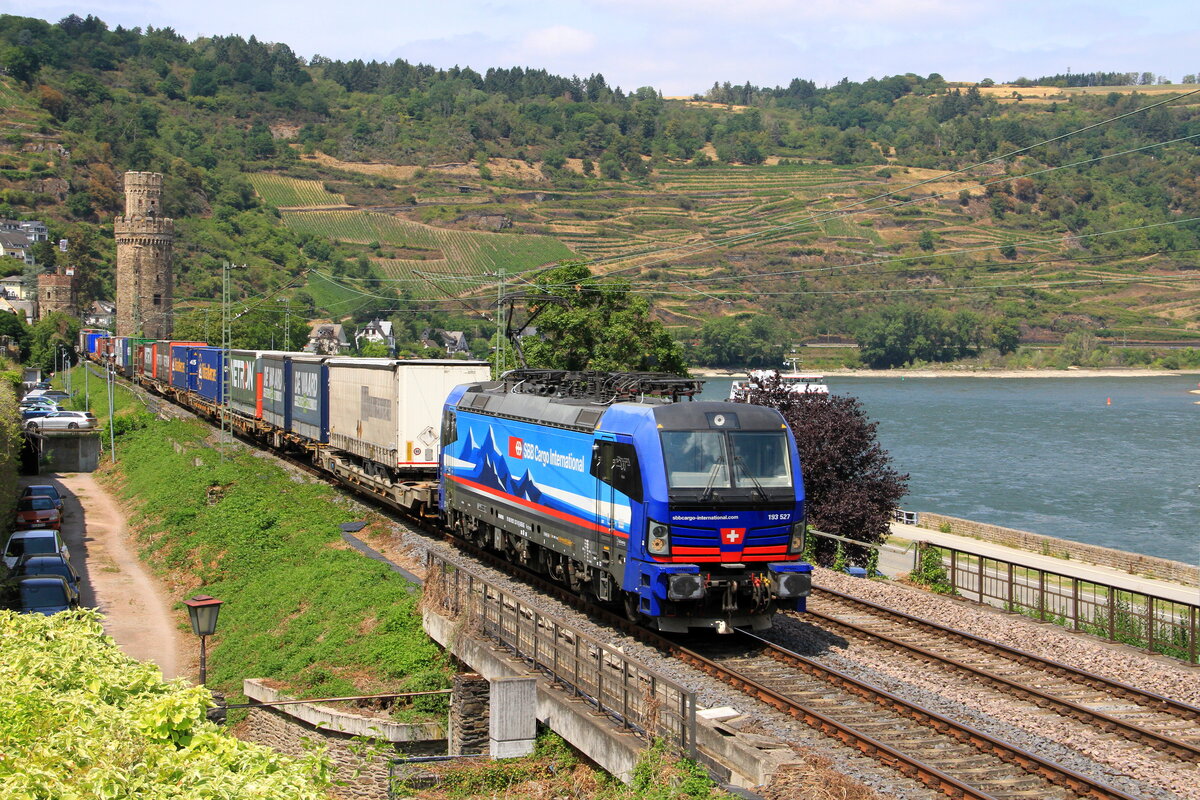 Deutschland
Lok 193 527 von SBBcargo zieht einem Trailerzug in Oberwesel
24/7/2026
