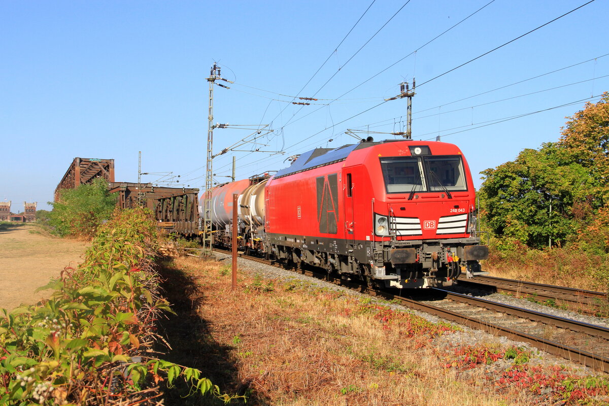 Deutschland
Lok 249 043 von DBC zieht einem kurzem gemischte G�terzug in Duisburg Hochfeld
24/8/2026
