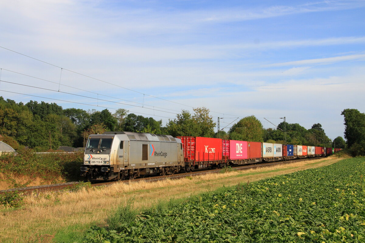 Deutschland
Lok 285 112 von Rheincargo zieht einem Containerzug in Kaarst Broicherseite
24/8/2026