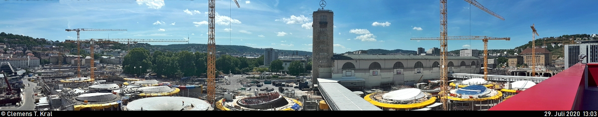 Deutschlands wohl größte Baugrube:
Panorama von der Dachterrasse des neuen InfoTurmStuttgart (ITS) über die Arbeiten für die künftigen unterirdischen Bahnsteiganlagen von Stuttgart Hbf, inkl. dem zur Sanierung leergezogenen Empfangsgebäude (Bonatzbau).
(Smartphone-Aufnahme)
[29.7.2020 | 13:03 Uhr]