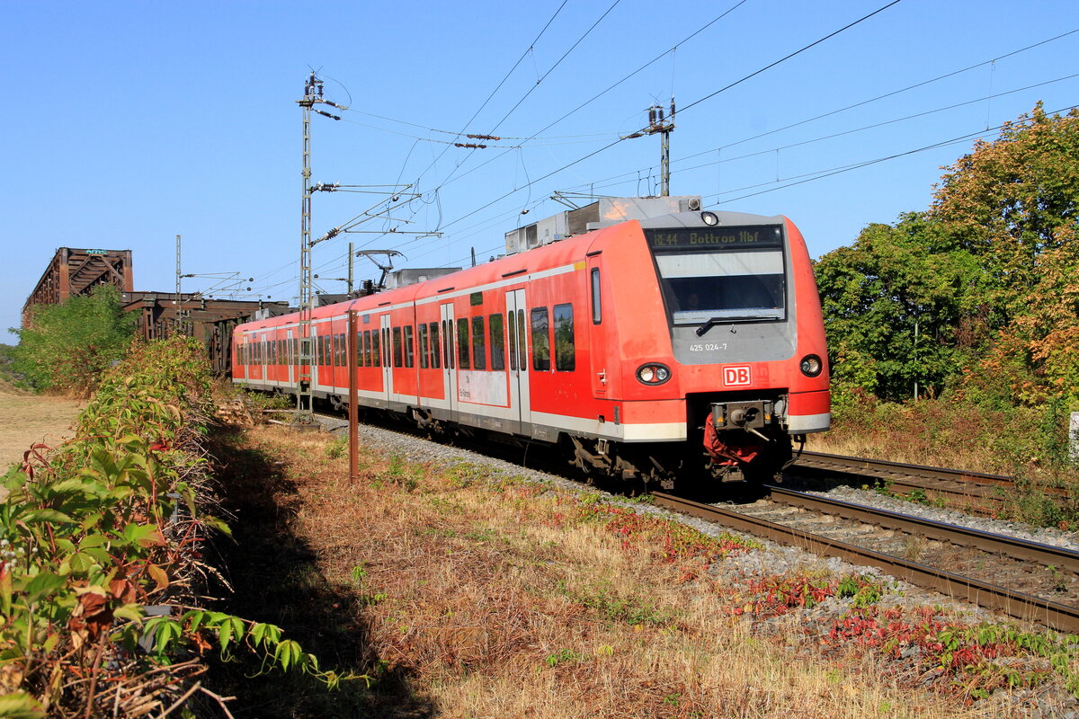 Deutschland
Tribzug 425 024 von DBC, geliehen an TDRR, RE44 Moers - Bottrop Hbf, in Duisburg Hochfeld.
24/8/2026