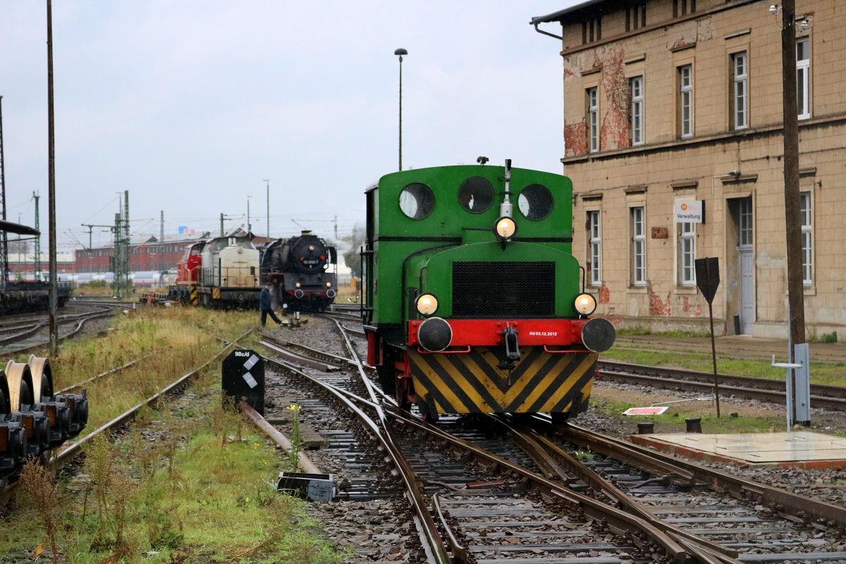Deutz 42990  0605  der Dampflokfreunde Salzwedel e.V. rangiert im Bereich des Historischen Lokschuppens Wittenberge anlässlich der Herbstdampftage. Glücklich konnte ich mich schätzen, dass wenigstens hier reger Zugverkehr nach  Xavier  stattfand. [7.10.2017 | 14:23 Uhr]
