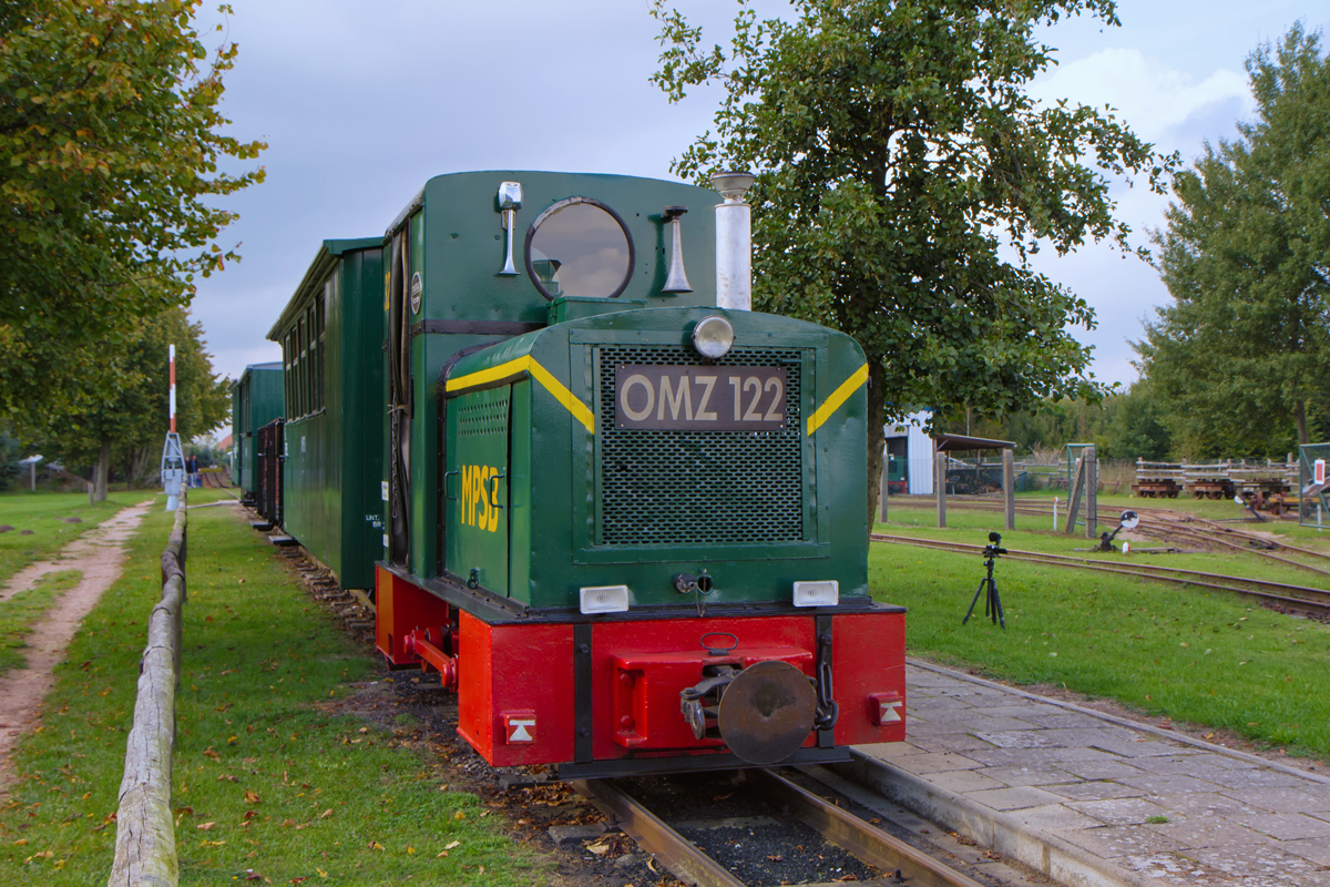 DEUTZ Diesellok 32 (OMZ 122) der MPSB steht in Schwichtenberg mit ihren Wagen zur Abfahrt bereit. - 21.09.2014
