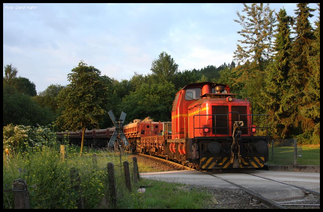 Deutz Diesellok GMH 8 hat am 13.6.2017 den Schuttzug auf der Hüttenbahn übernommen und hat hier morgens um 06.10 Uhr die Entladestelle am Augustaschacht erreicht.