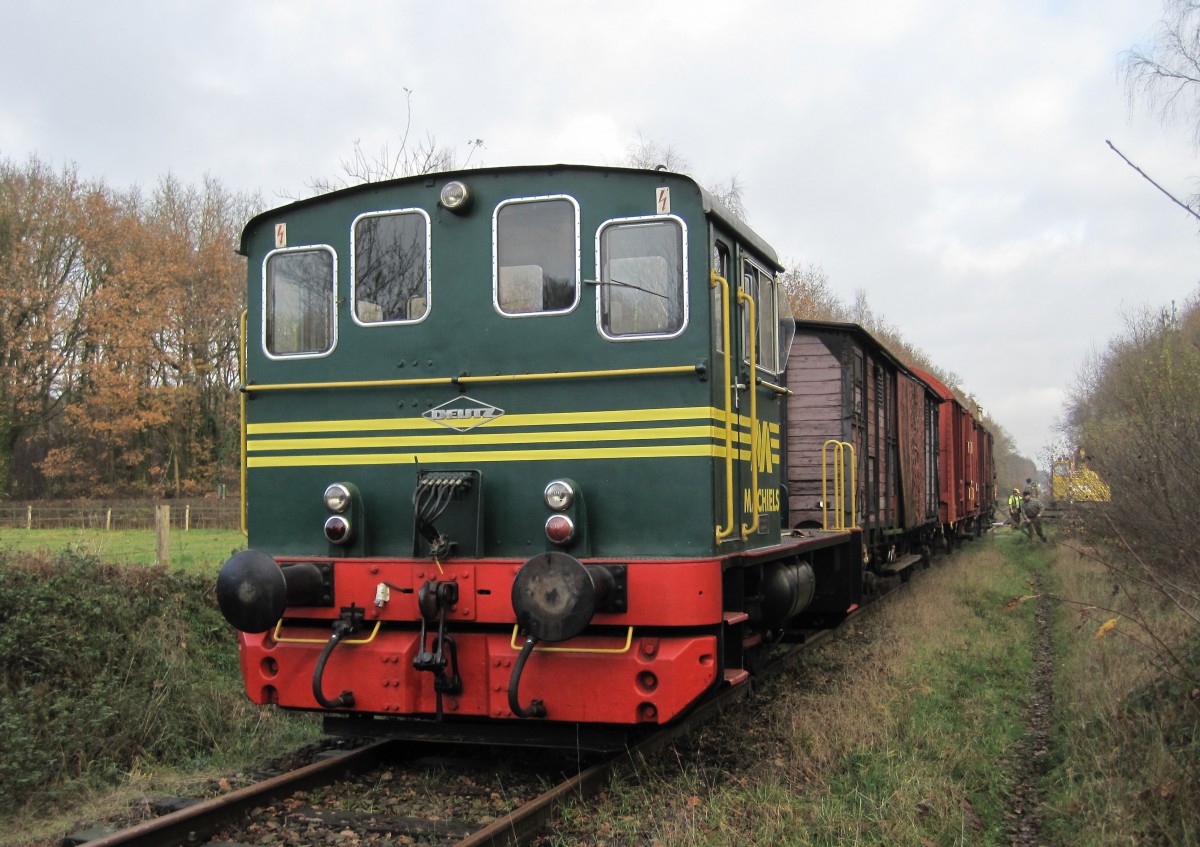 Deutz KS 230 B, eine ehemahlige Bundeswehrlok, seit 2002 im Besitz der VZW Kolenspoor, hier vor einem Arbeitszug beim Bahnhof As, am 7. December 2014