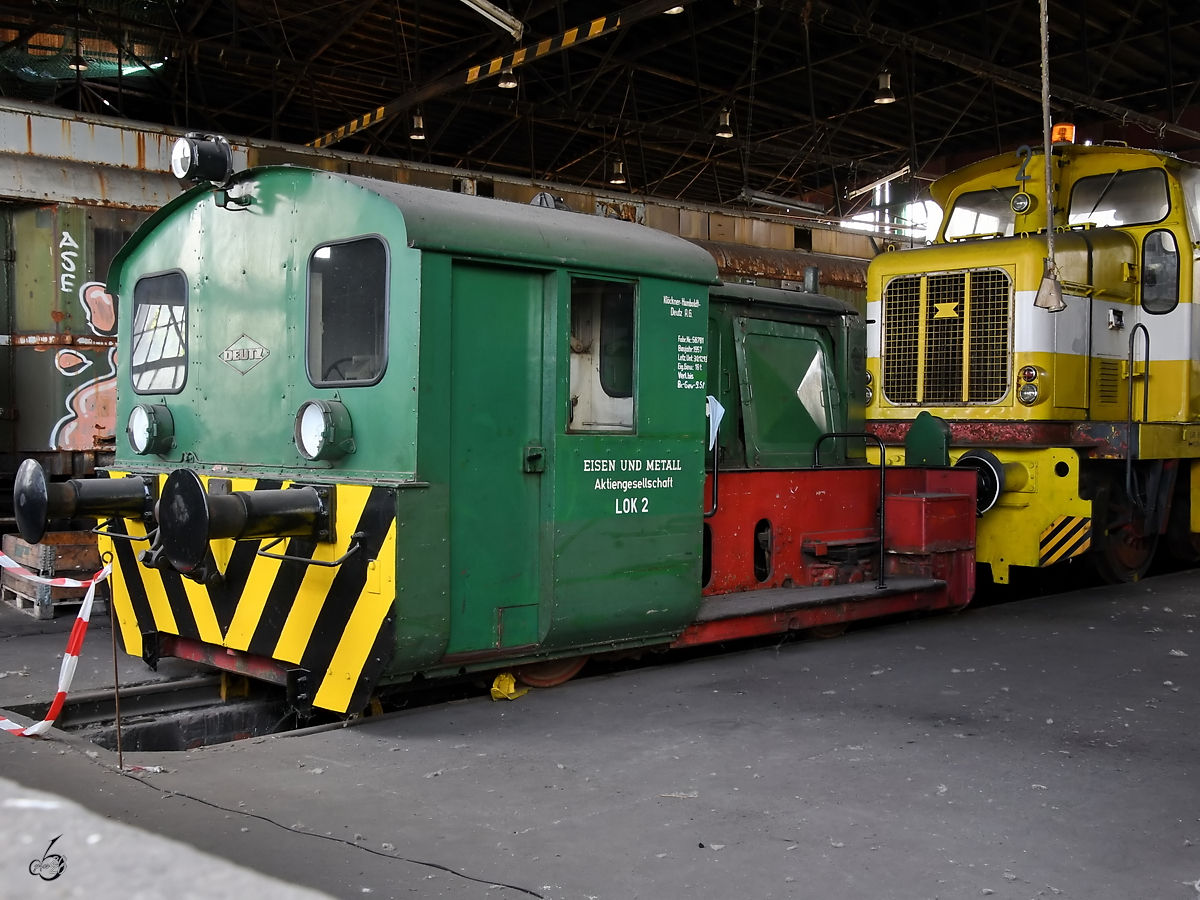 Deutz Lok 2 der Eisen und Metall Aktiengesellschaft konnte Anfang September 2019 durch eine Scheibe des ehemaligen Bahnbetriebswerks in Gelsenkirchen-Bismarck entdeckt werden.