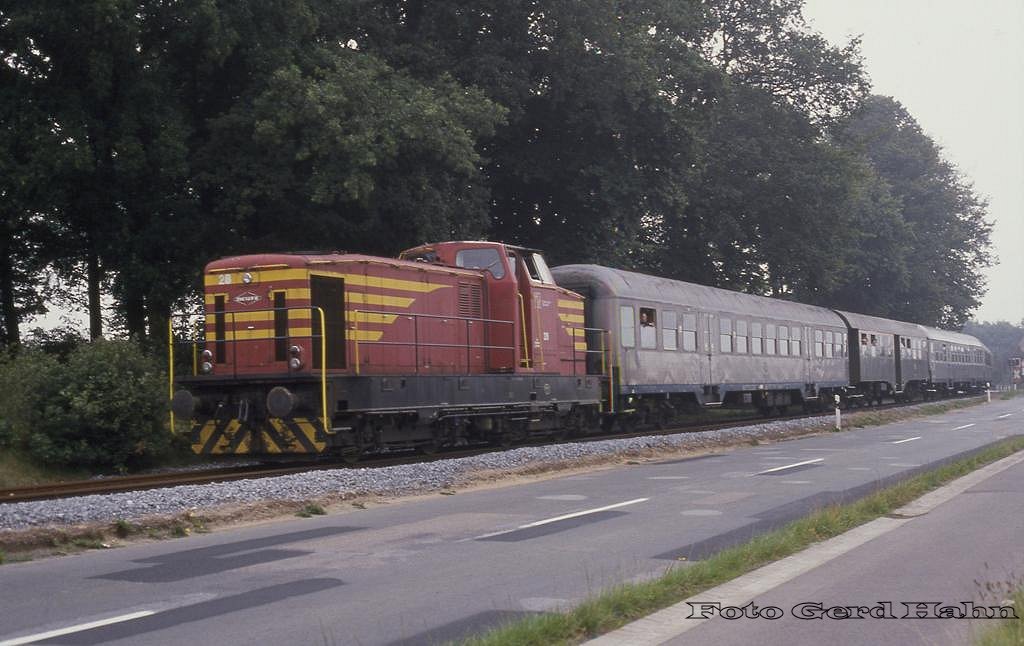 Deutz Lok 27 des Regionalverkehr Münsterland RVM hatte am 11.9.1988, hier bei der Fahrt entlang der Straße zwischen Lotte-Büren in Richtung OT Wersen, einen Sonderzug zu befördern.