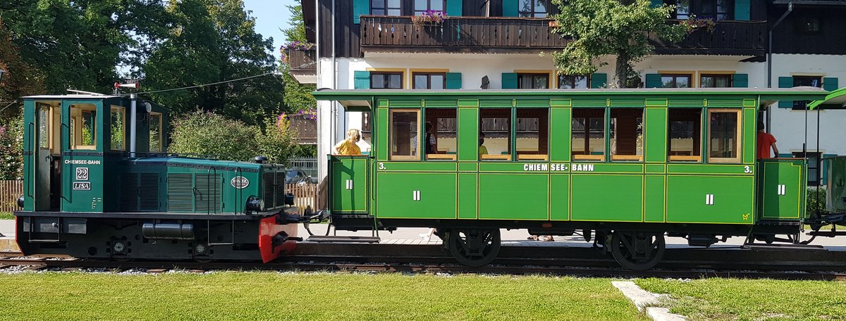 Deutz Schmalspurlok Nr.22  Lisa  der Chiemseebahn mit einem Personenwagon am 13.09.2020