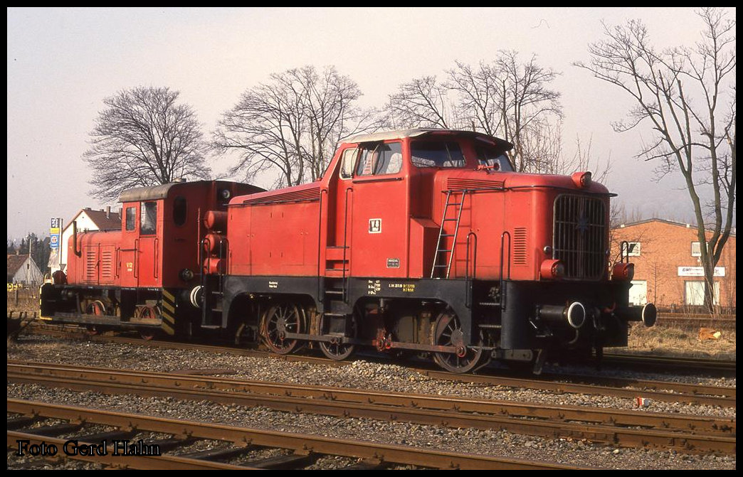 DEW Diesel Lok V 13 und die Henschel Stangenlok V 8 am 14.2.1993 in Rinteln.