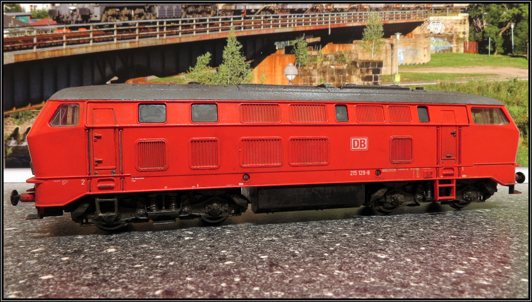 Dezent gealtert und auf den Bahnbetrieb getrimmt präsentiert sich die Roco 215 129-8 in H0 auf der Arbeitsplatte als Motiv. Szenario vom 14.11.15.