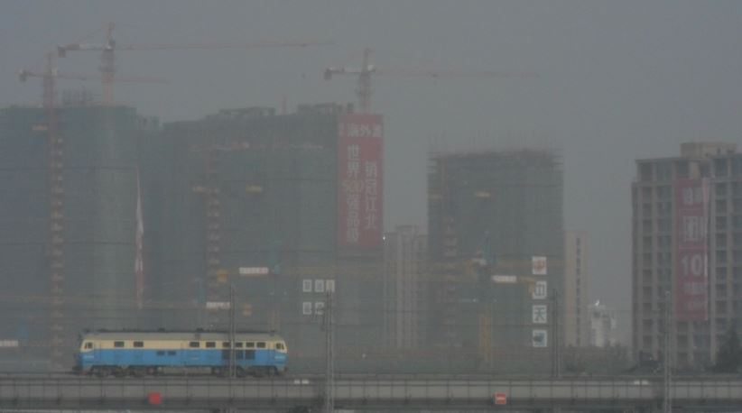 DF4D-Gütertyp, in China auch als 'Ukraine' genannt wegen der ähnlicher Farbekombination mit der Nationalflagge Ukraines. Es ist ein alter Typ von Diesellokomotiv in China, dennoch gibt es in China heute noch viel im Arbeitzustand.

Ort: Qinglindubrücke, Ningbo, Zhejiang Provinz, Volksrepublik China.
