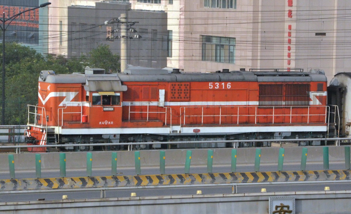 DF–5316,Eine Diesel Lock im Rangierbetrieb in Xian am 21.10.14.