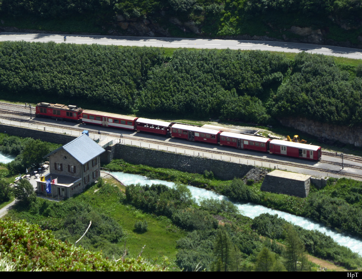 DFB - Bahnhof Gletsch mit einem Dieselzug am 21.07.2019  .. Standort des Fotografen auf der Grimselpassstrasse