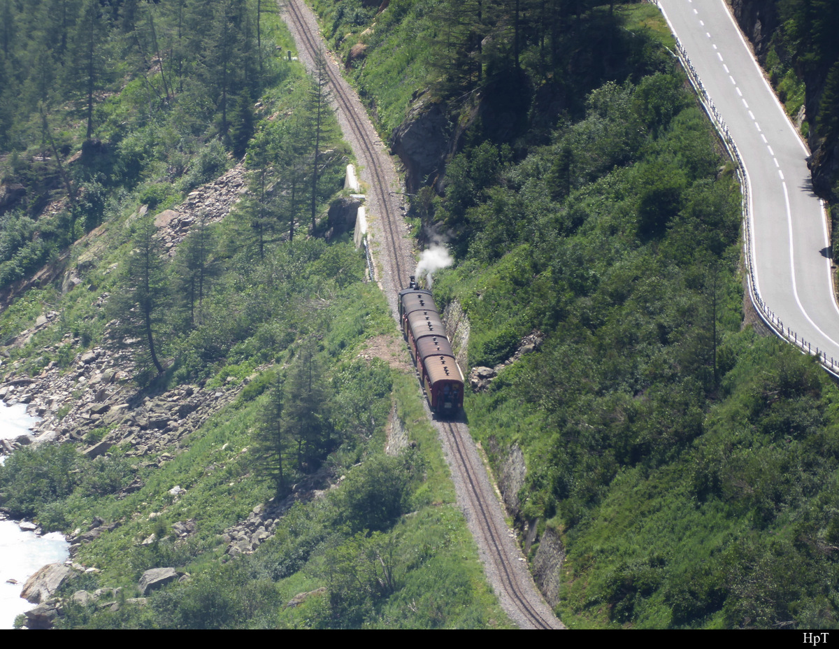 DFB - Dampfzug unterwegs nach Oberwald am 21.07.2019  .. Standort des Fotografen auf der Grimselpassstrasse