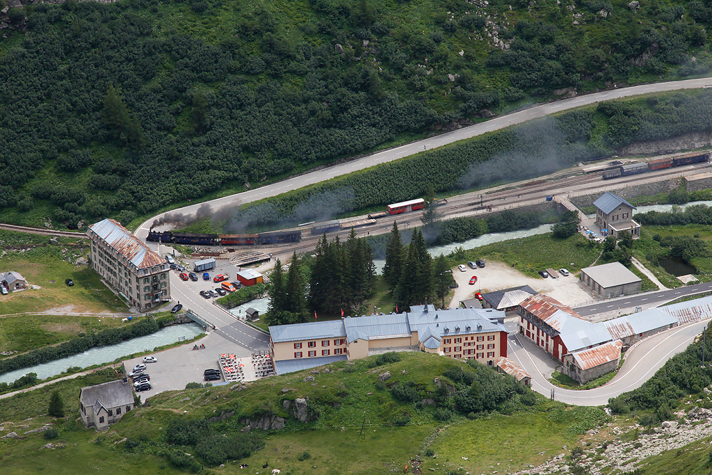 DFB-Dampfzug verlässt gerade den Bahnhof Gletsch und wird nach Einklinken in die Zahnstangen in Richtung Furka-Passhöhe und Realp fahren. Auf Velotour den Grimselpass hoch, 24. Juli 2013, 14:25