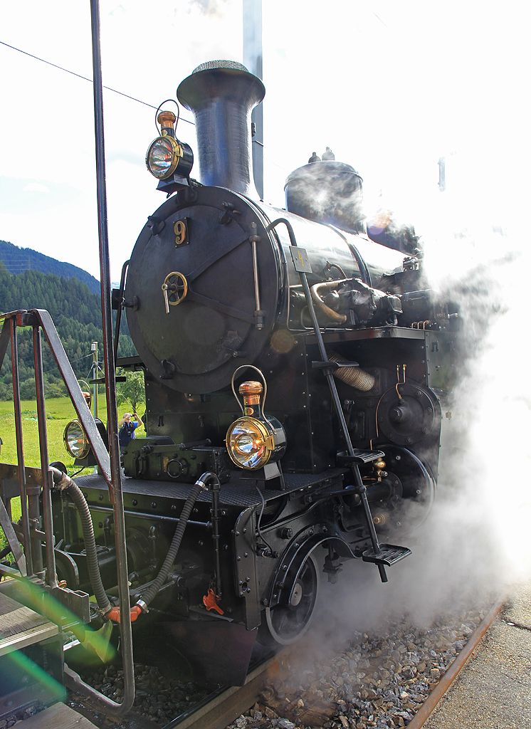 DFB (Original BFD) H 3/4 Nr. 9 steht im Bahnhof Niederwald und fährt dann in Richtung Fiesch und Brig weiter. Aufnahme vom 14. Aug. 2014, 17:31
