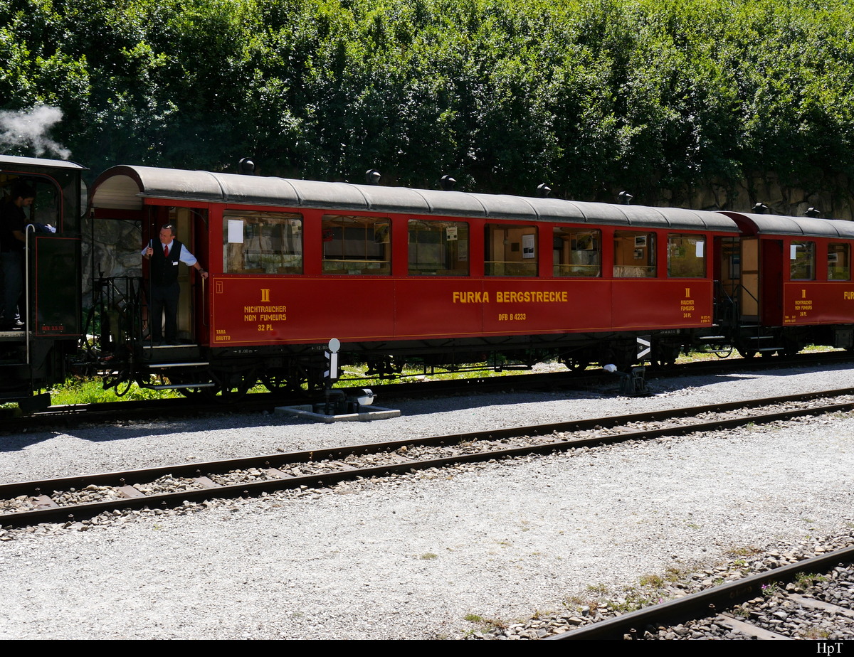 DFB - Personenwagen 2 Kl. B 4233 im Bahnhofsareal von Gletsch am 27.07.2018