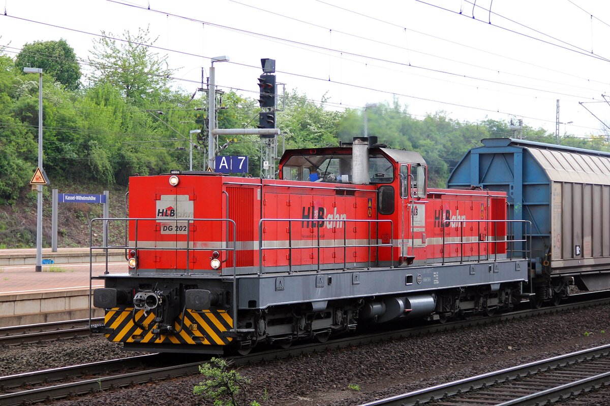 DG 202 der HLB vom VW-Werk Baunatal kommend, in Richtung RBF Kassel, bei der Durchfahrt in Kassel Wilhelmshöhe. Mittlerweile sind leider beide Dieselloks DG 201 + 202 verschrottet. 29.04.2014
