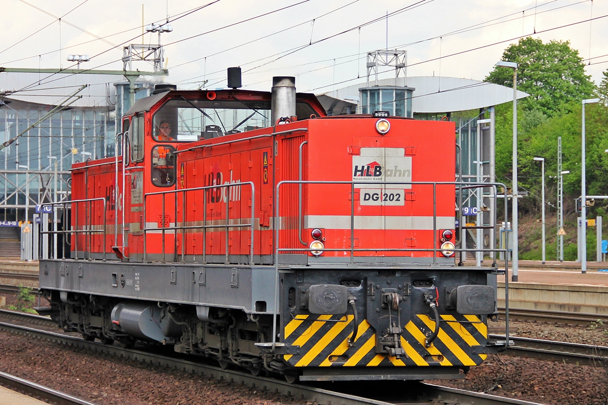 DG 202 eine der zwei 6 Achser Dieselloks der HLB. Gebaut wurden die beiden Maschinen als DG 1600 CCM des Herstellers  Klöckner-Humboldt-Deutz (KHD). Die Loks gingen einmal als D20 zur  Dortmunder Eisenbahn  und als V82 zur  Köln-Frechen-Benzelrather Eisenbahn-Gesellschaft . 1985/1987 kaufte die HLB die Lokomotiven und ließ sie zur  KHD DG 2000 CCM (2x735kw/1000PS) umbauen und modernisieren. Eingesetzt werden die Loks zwischen dem VW Werk Baunatal und dem Rangierbahnhof Kassel, sowie für Containerzüge/Aufliegerzüge zwischen dem Industriegebiet Waldau und dem Rangierbahnhof Kassel. Eine weitere Aufgabe ist der Verschub der Cantus Triebwagen und Regiotrams auf dem HLB Werkstattgelände (nicht komplett Elektrifiziert) an der südlichen Ausfahrt des Bahnhofs Kassel Wilhelmshöhe. 29.04.2014