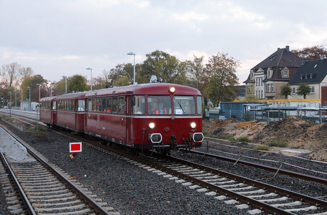 DGEG- und Reviersprinter-Sonderfahrt von Dorsten zur Zeche Prosper am 27. Oktober 2018.
Die Fahrzeugnummern habe ich mir nicht notiert.
Das Bild entstand am Morgen im Bahnhof Dorsten.