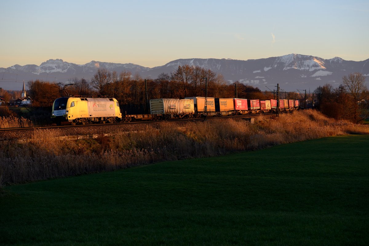 DGS 43106 von Verona nach Wanne Eickel hatte am 16. Dezember einiges an Verspätung und konnte daher im allerletzten Abendlicht bei Rann noch auf der Speicherkarte verewigt werden. Zuglok war die ES 64 U2 011 von MRCE Dispolok in Diensten von TXLogistik.