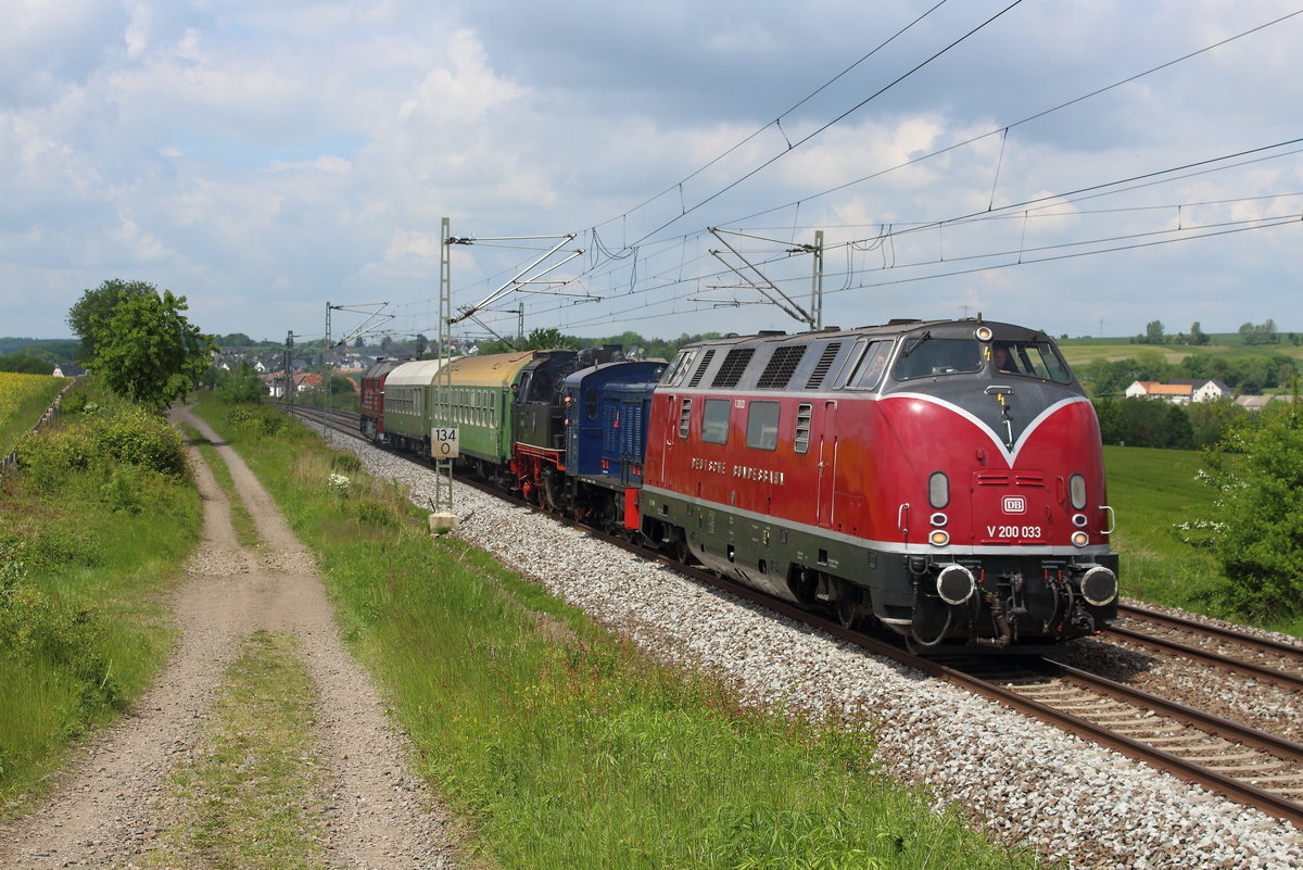 DGS 52718 als Überführungsfahrt nach Schwarzenberg bei Steinpleis am 25.05.2017 Dabei die V200 033 + V36 274 + 916580 und am Schluß 120 274