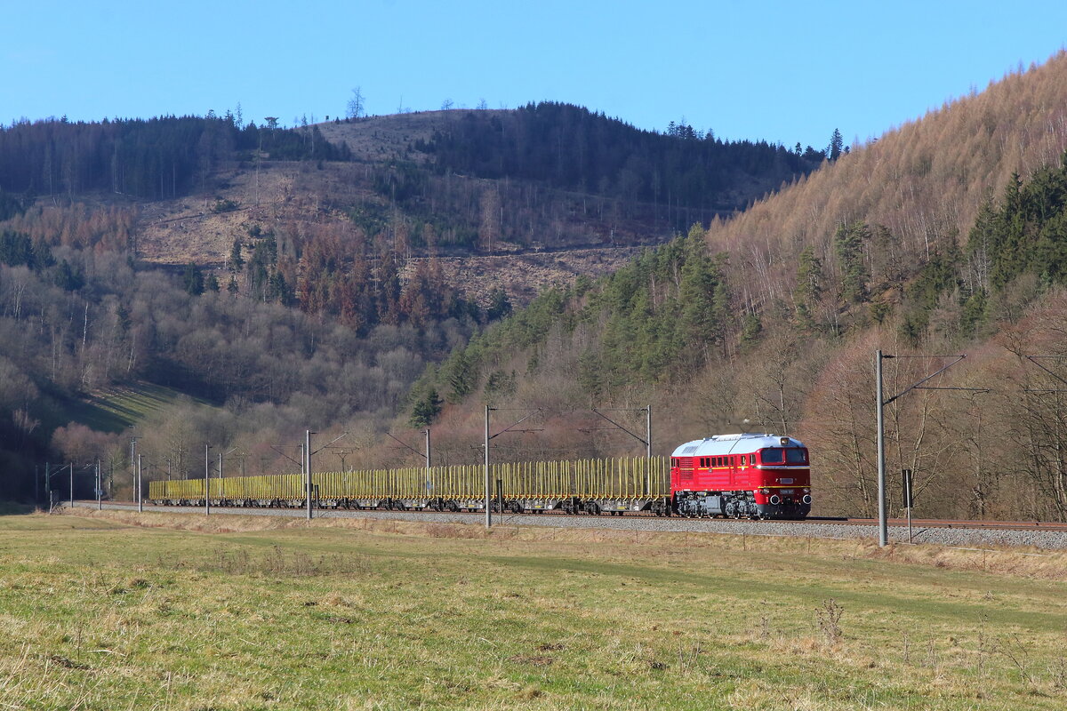 DGS 69481 am 27.02.2022 von Saalfeld nach Parkstein-Hütten mit EBS V200 507 mit Leerholzzug im Frankenwald bei Probszella.