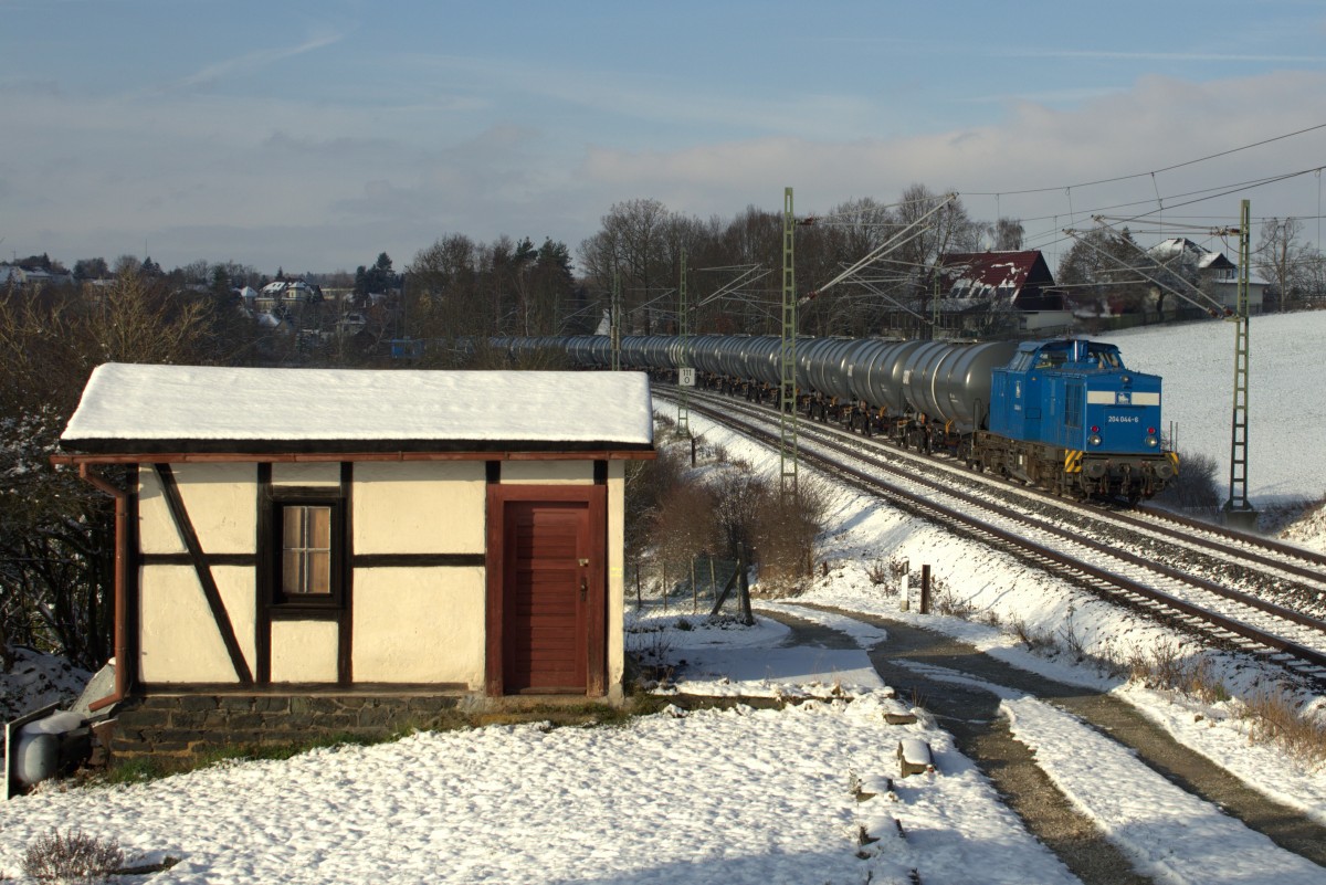 DGS 80128 von Hamburg Hohe Schaar nach Hof von der Press 140 042 und als Schubleistung hing die Press V100 204 044 mit dran. Aufgenommen in Jößnitz am 24.11.2015. 
