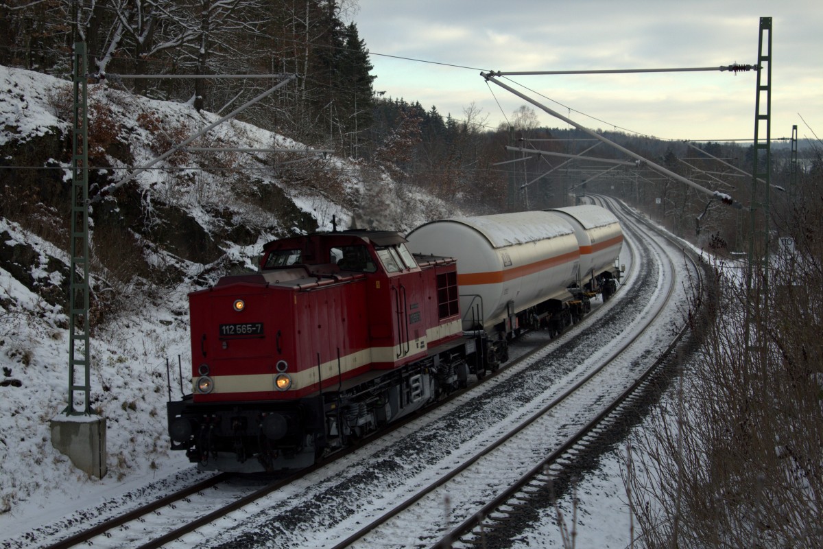 DGS 88948 mit 2 Gaskesseln und der Press 112 565-7 auf dem Weg nach Mehltheuer zum Gashändler. Aufgenommen am 24.11.2015 in Jößnitz/Plauen

