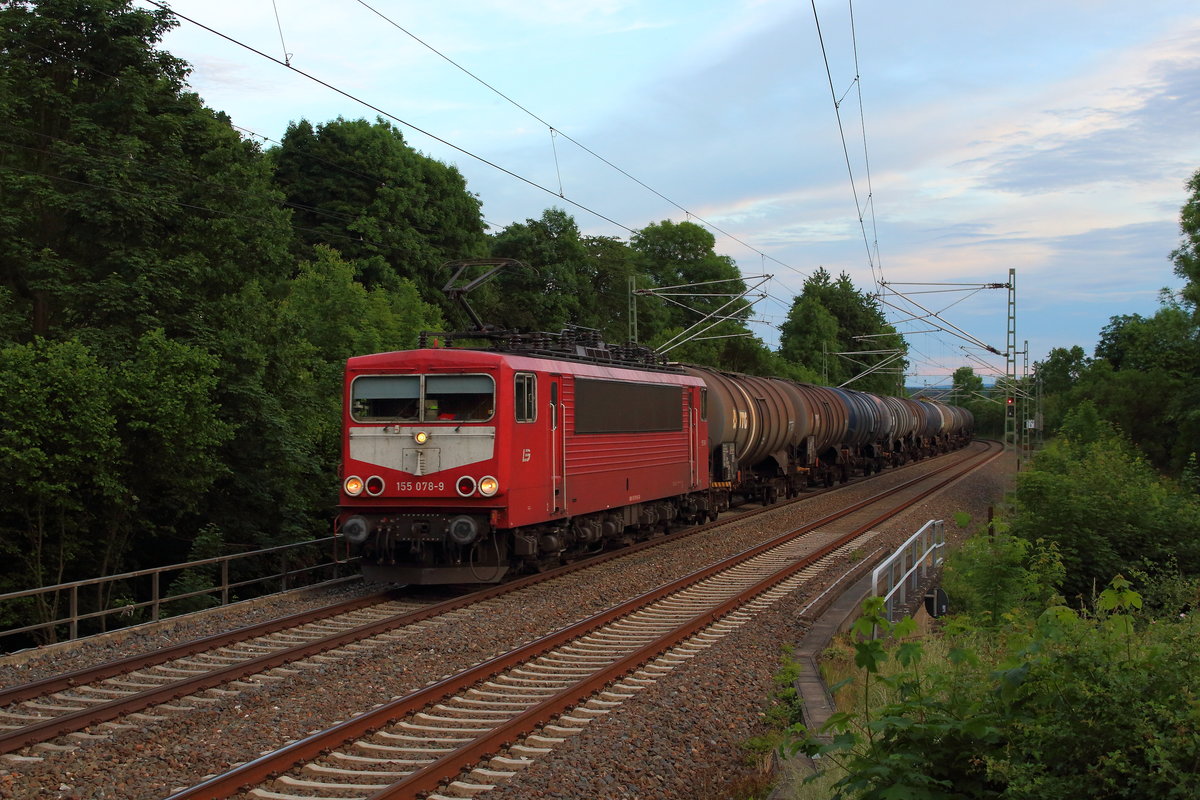 DGS 95212 von Marktredwitz nach Hamburg Hohe Schaar mit LEG 155 078-9 am Kesslzug.
Aufgenommen am 10.06.2017 in Liebau/Pöhl 