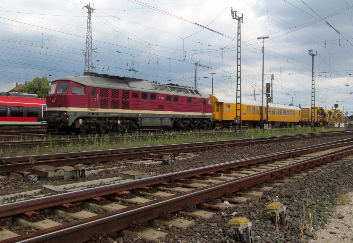 DGT 232 550-4 zieht am 05. Juli 2014 einen kurzen Bauzug aus Bamberg in Richtung Lichtenfels heraus.