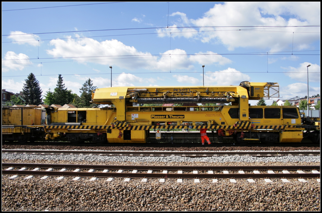 DGT Portalkran Plasser & Theurer PK 3-312.1 in einem Bauzug am 23.05.2009 in Havelland-Falkensee