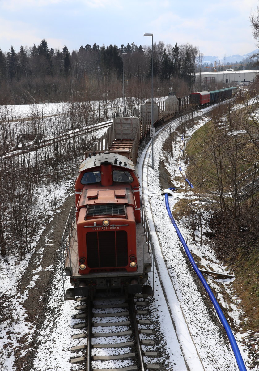 DH 1100.2 ist auf dem Gelände der Anschlussbahn zur Baustelle des Koralmtunnels ja bekannt. 
Andere Aufgaben als sonst führten das gute Alte Fahrzeug am 21 März ins Leibenfeld. 
