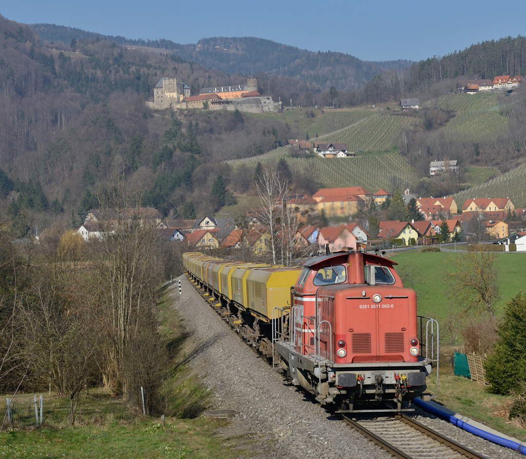 DH 1100.2  Tondach  (ex DB 211 182 Baujahr 1962 Henschel, Fabrik-Nr. 30531 und seit 1993 bei der GKB) war am 14.03.2014 mit einem leeren Abraumzug von Deutschlandsberg zur AB-Leibenfeld (Koralmbahntunnelbaustelle) unterwegs und wurde von mir auf der  Leibenfelder Höhe  fotografiert.
Im Hintergrund ist die im 12 Jahrhundert errichtete Burg (Deutsch)- Landsberg  zu sehen. 