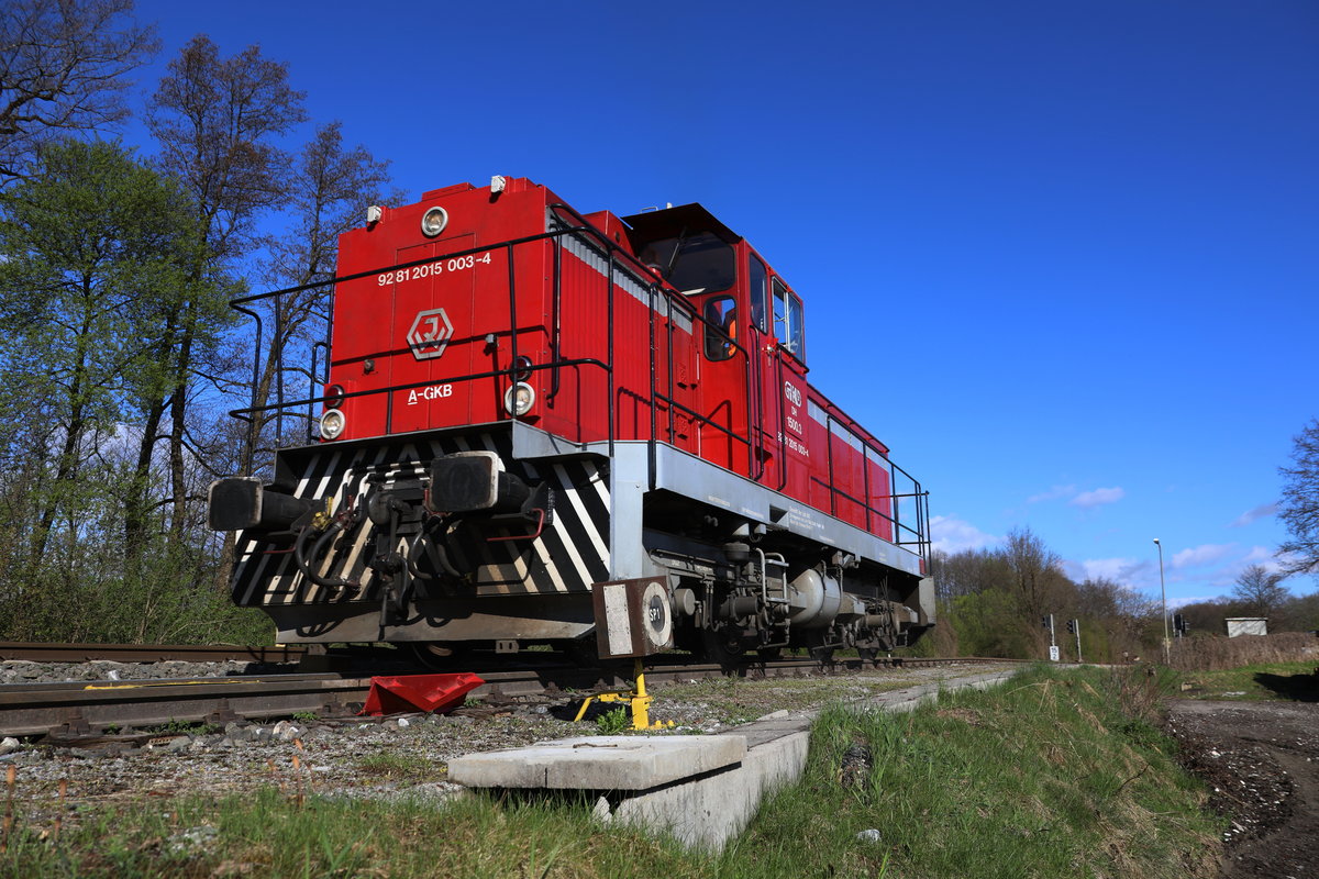 DH 1500.3 bewegt sich aus dem Werk Hasslacher nach der Bedienung mit rund 13 Rnoos Holzwagen in Richtung Bahnhof um zurück nach Graz zu fahren. 

13.03.2018