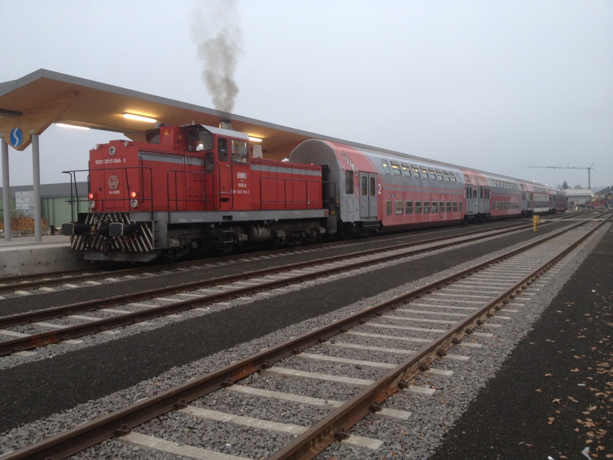DH 1500.4 mit R 8491 (S7) am 18.11.2013 beim Halt im  neuen  Bahnhof Lieboch. Wie man am Bild sch�n erkennen kann schieben die 1500PS des Dieselmotors gerade die 4er Garnitur Dosto an um ihrem Ziel, den Bahnhof K�flach, n�her zu kommen.